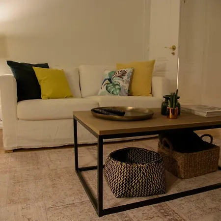 Apartamento Janelas Verdes *