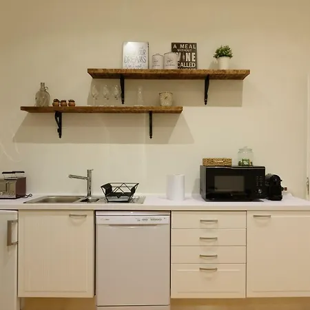 Apartamento Janelas Verdes *
