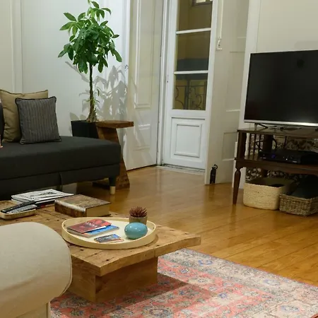 Apartamento Janelas Verdes *